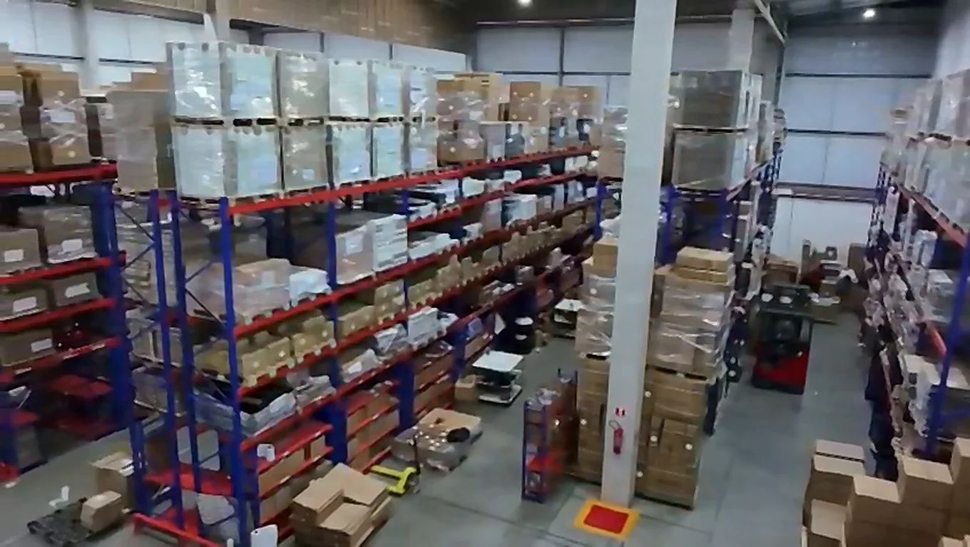 Interior do centro de distribuição do Grupo Kairós em Itatiba/SP, com estrutura porta-pallet e corredores de separação